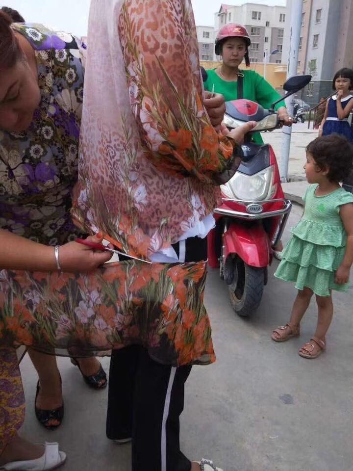 Doğu Türkistan'da kadınların elbiselerine sokak ortasında müdahale